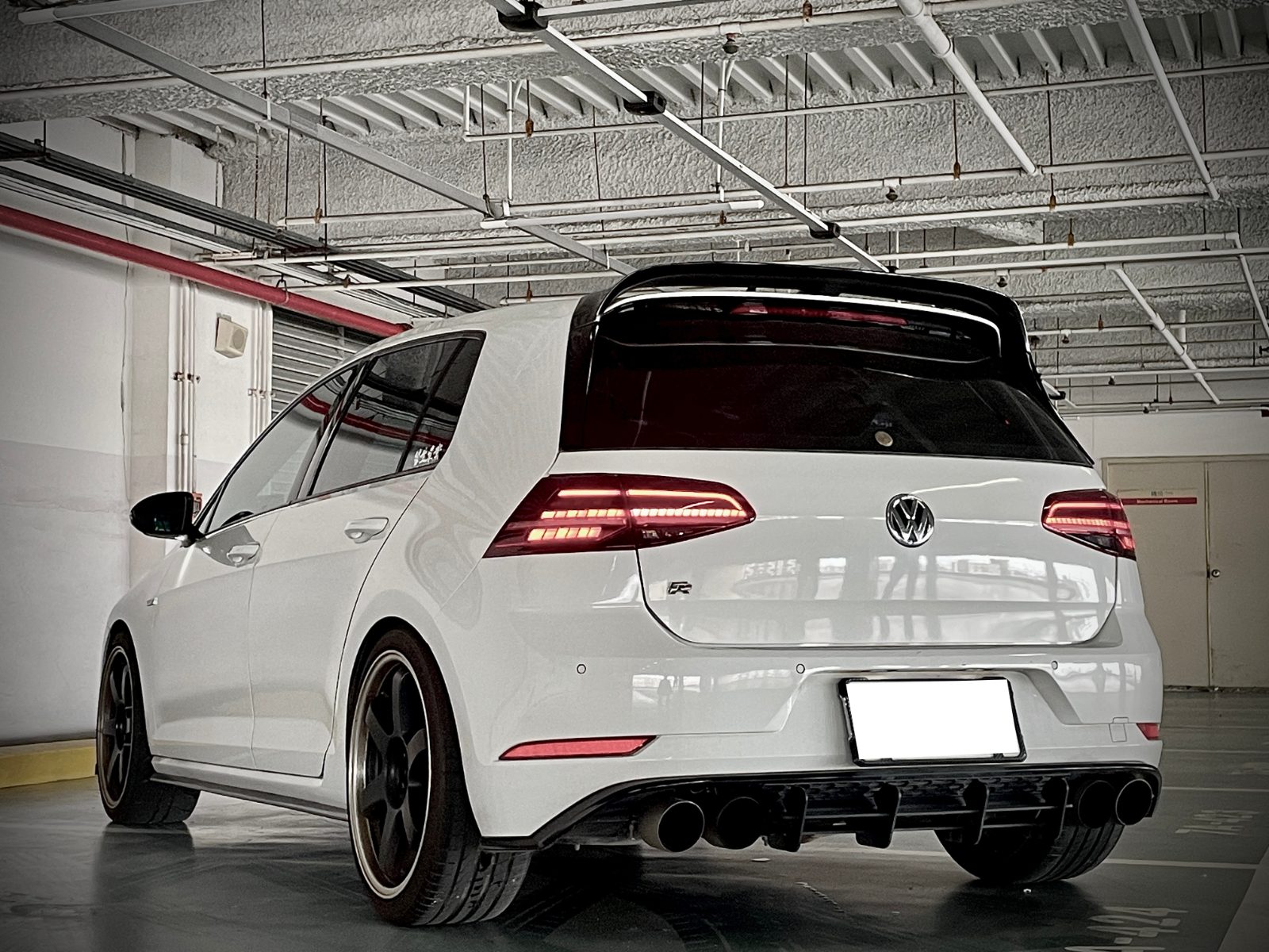2017 Volkswagen GOLF R Photo 6