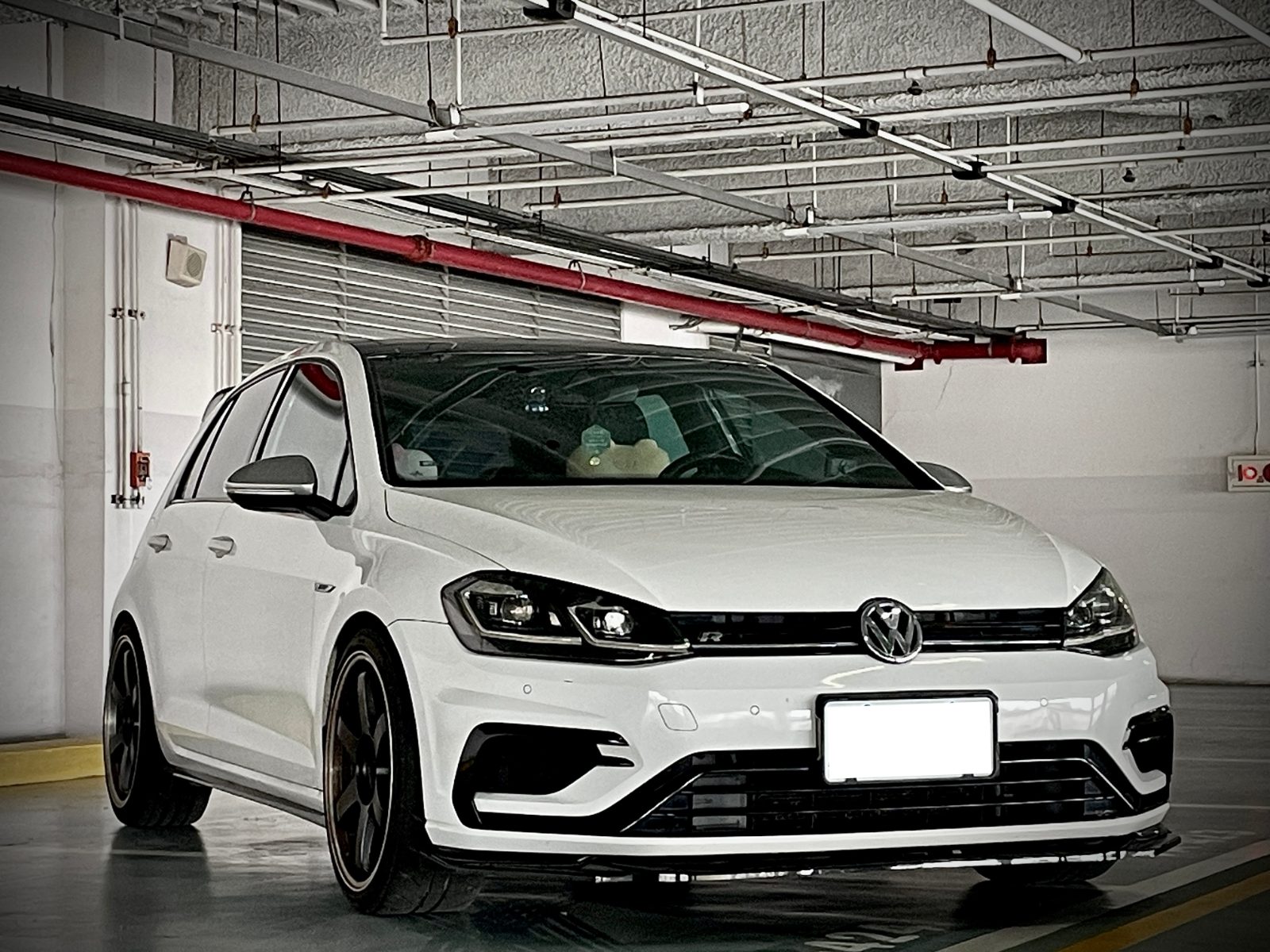 2017 Volkswagen GOLF R Photo 2