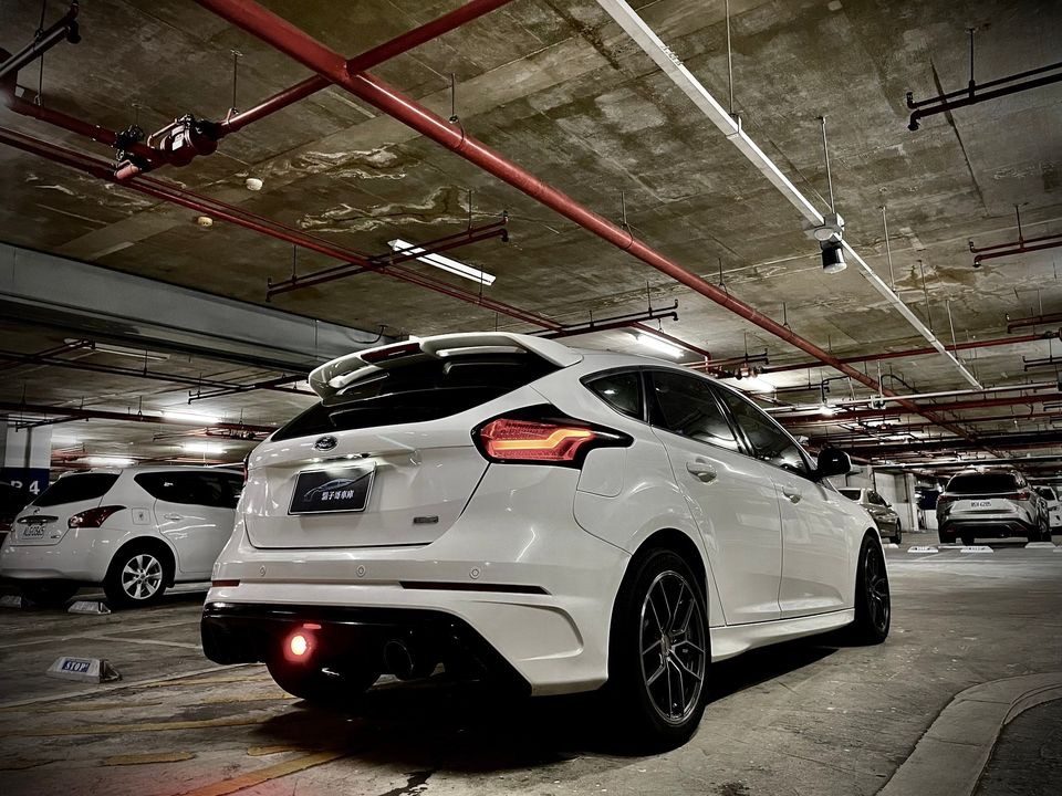 2016 Ford Focus St Photo 4