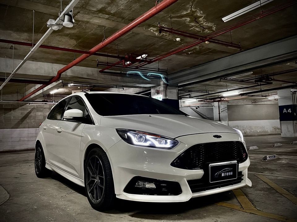 2016 Ford Focus St Photo 2