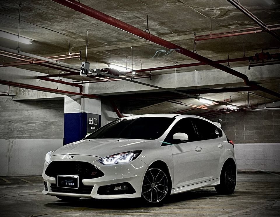 2016 Ford Focus St Photo 1