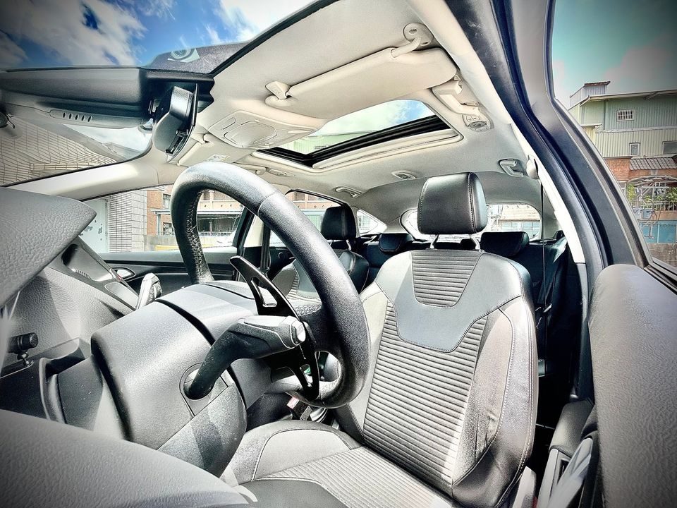2016 Ford Focus St Photo 12
