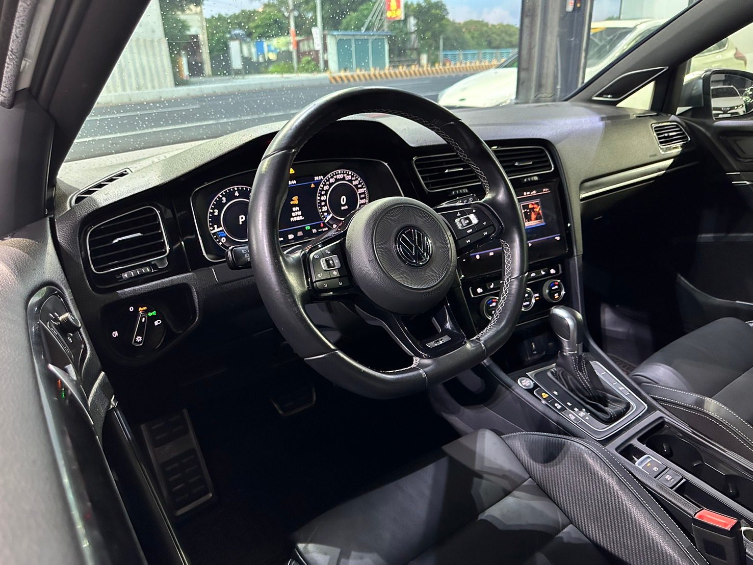 2018 Volkswagen GOLF R Photo 24