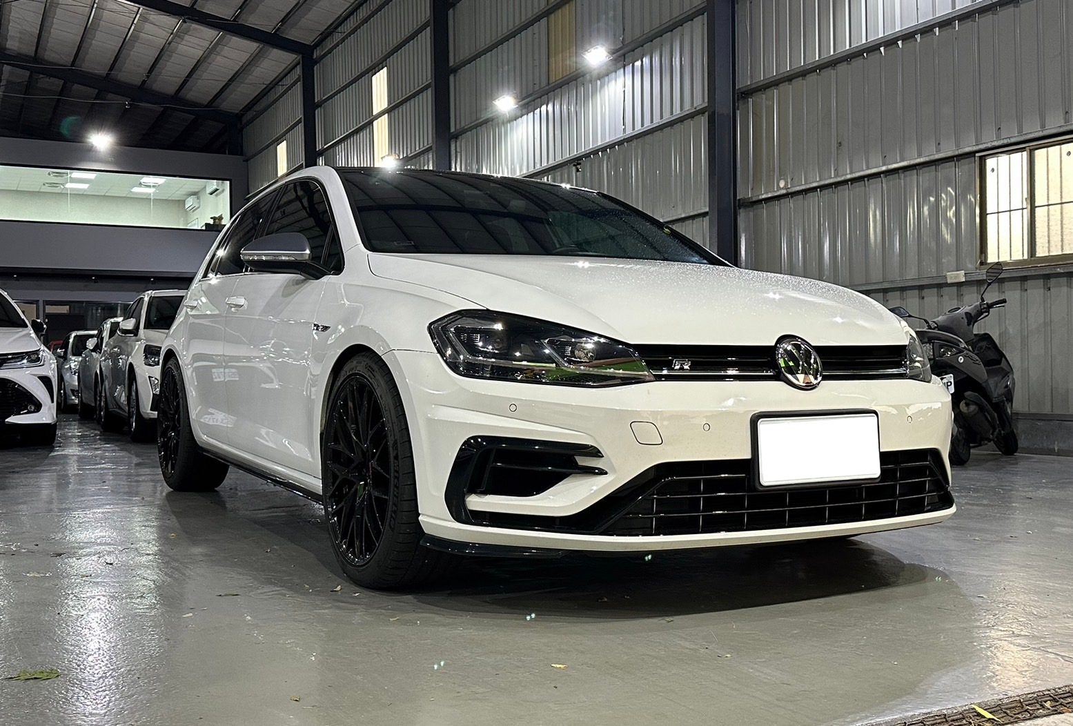 2018 Volkswagen GOLF R Photo 18