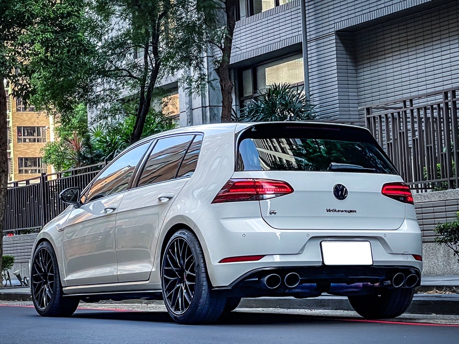2018 Volkswagen GOLF R Photo 3