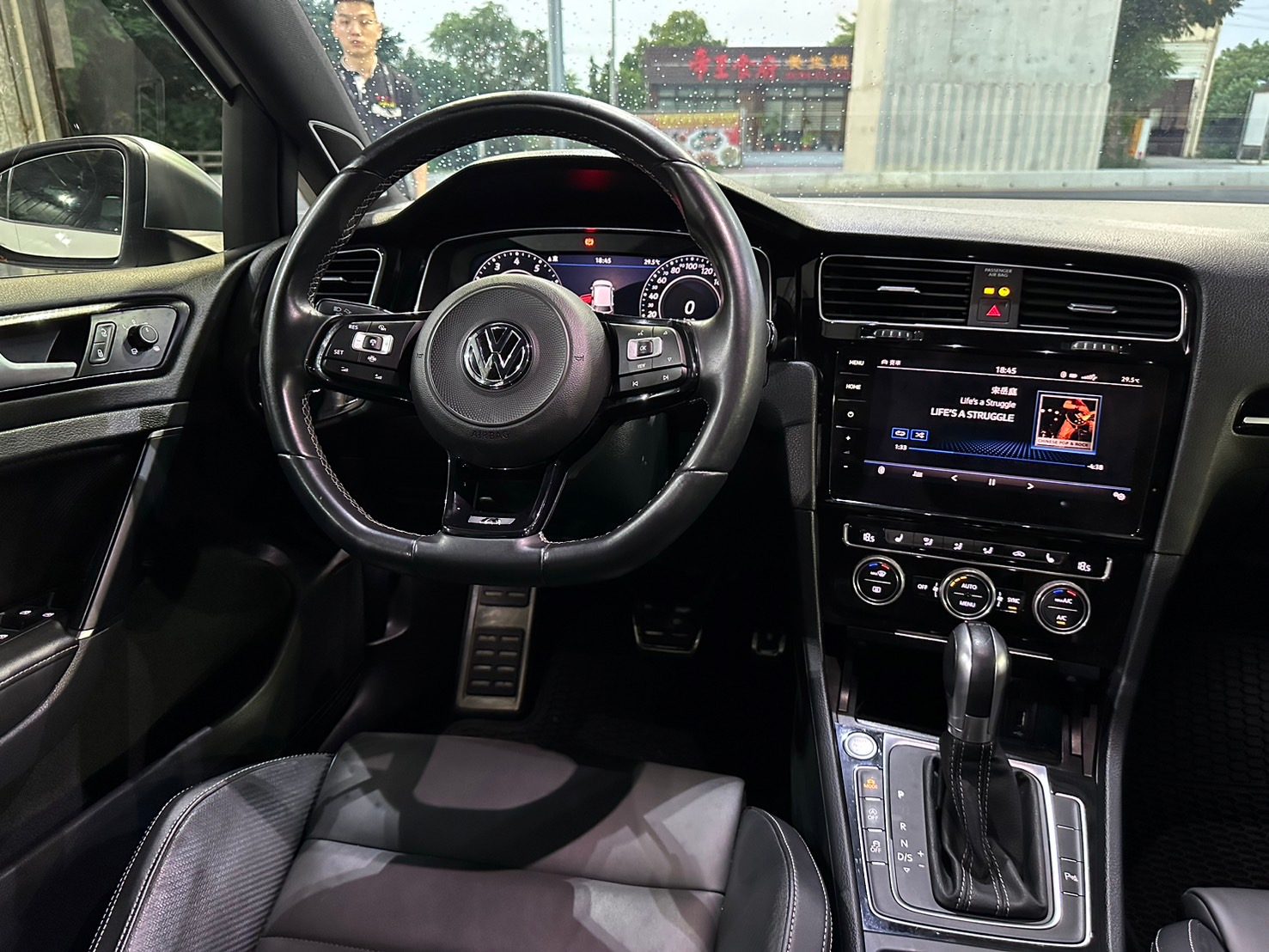 2018 Volkswagen GOLF R Photo 25