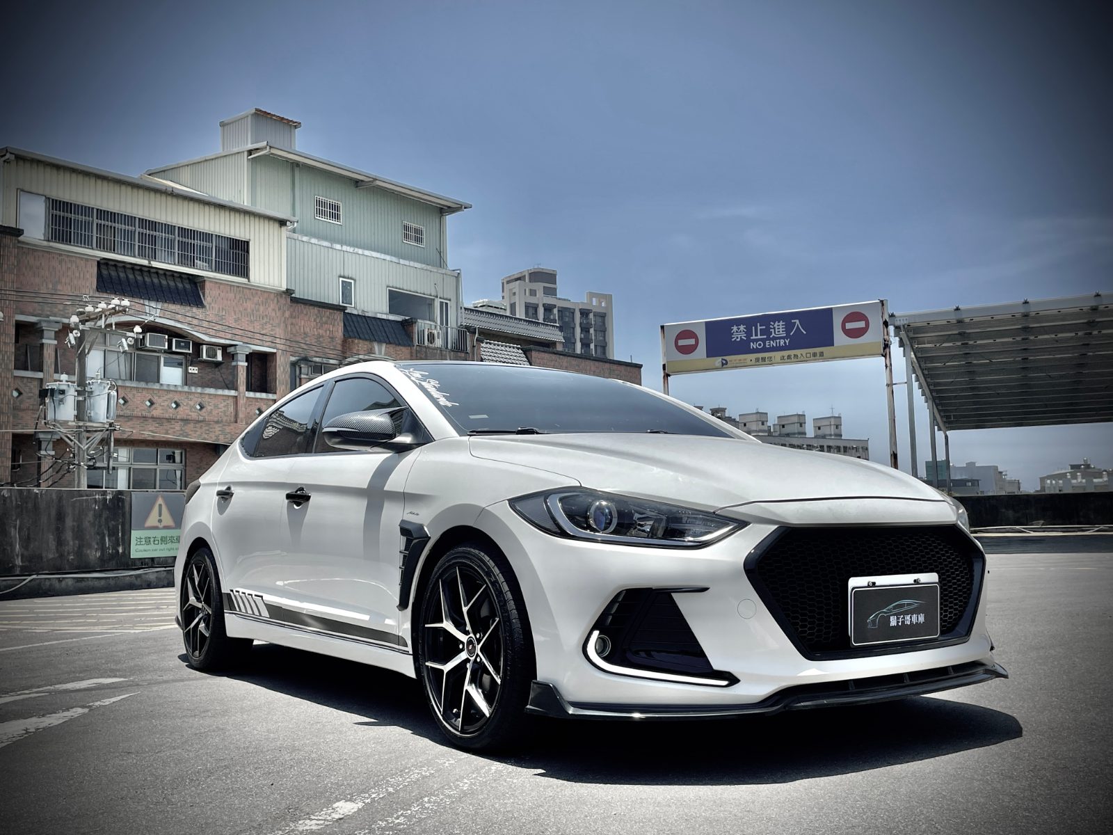 2018 Hyundai Elantra Photo 2