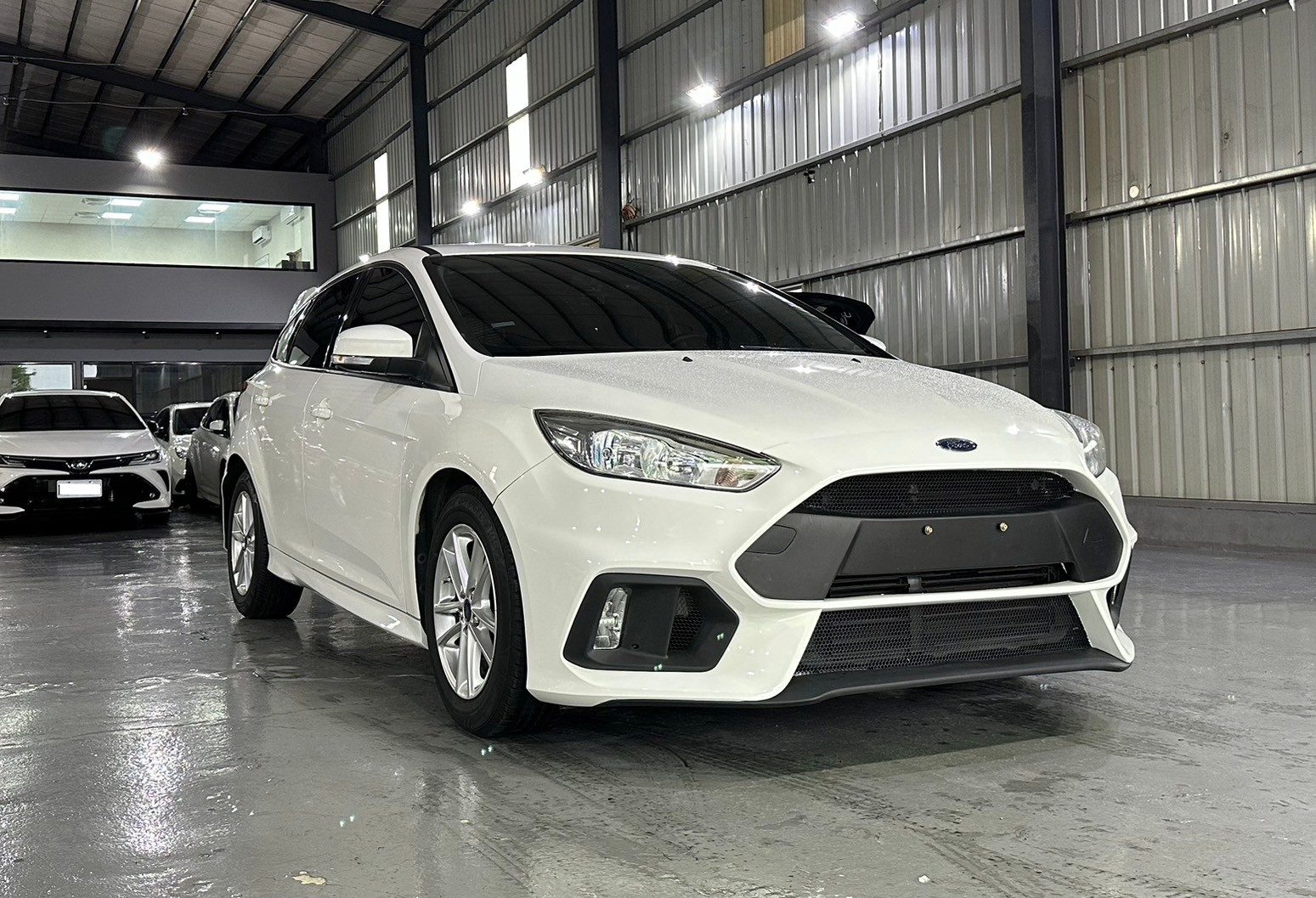 2016 Ford Focus Photo 2
