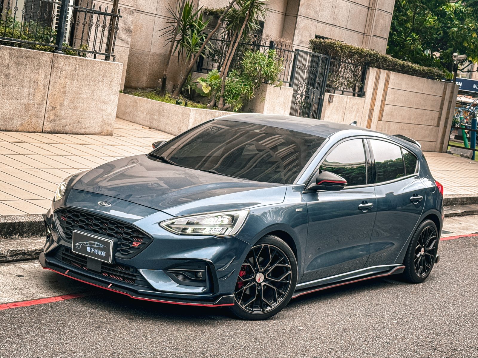 2019 Ford Focus ST-Line Photo 2