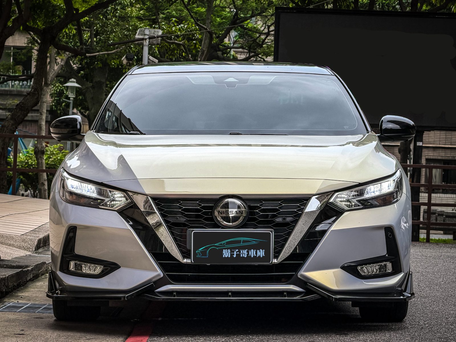 2021 Nissan Photo 2