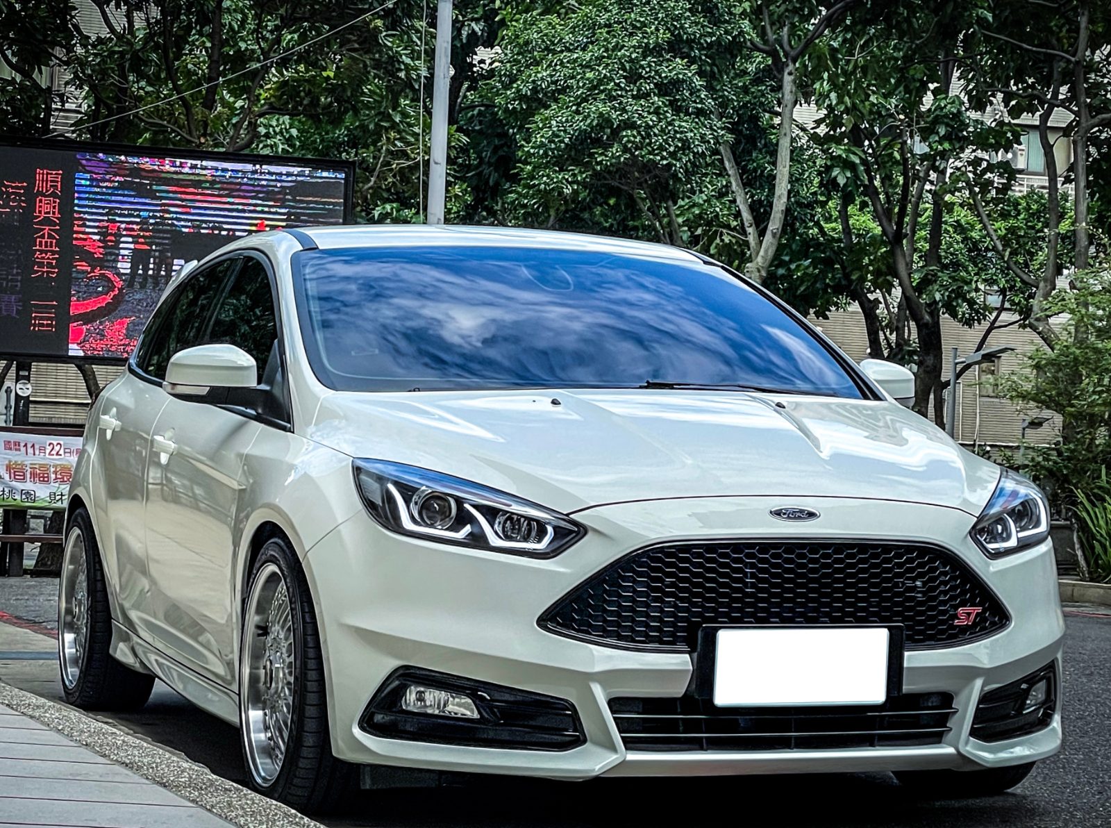 2018 Ford Focus ST Photo 2