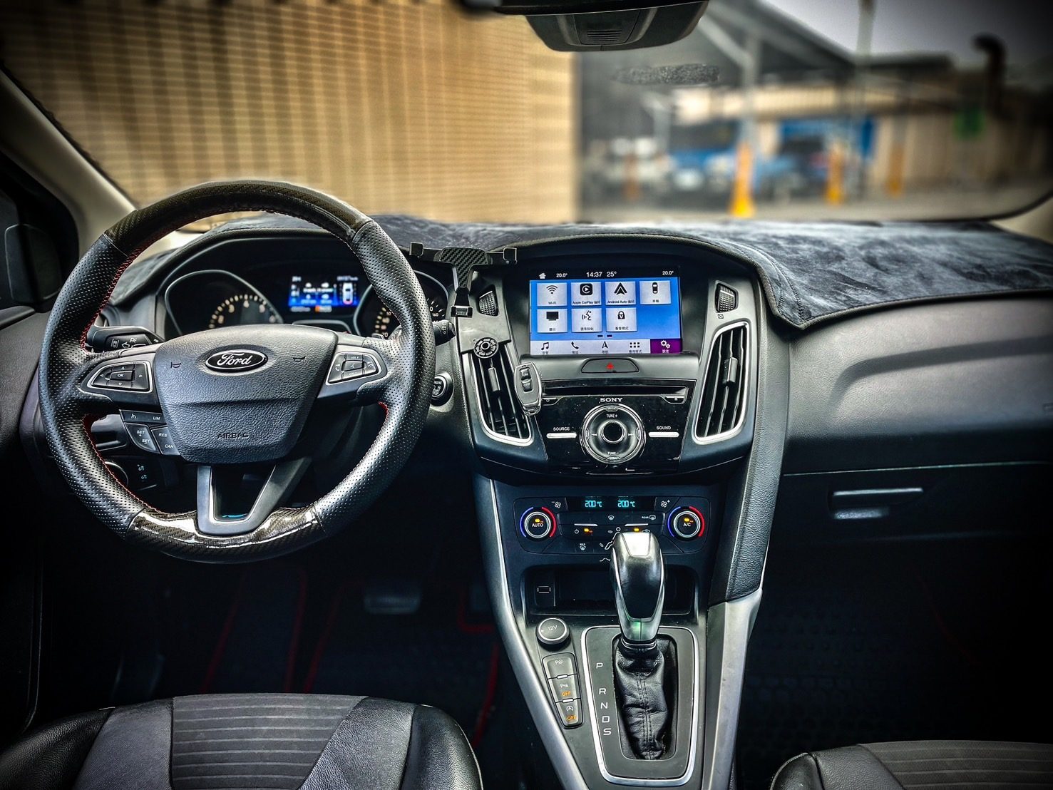 2018 Ford Focus ST Photo 9