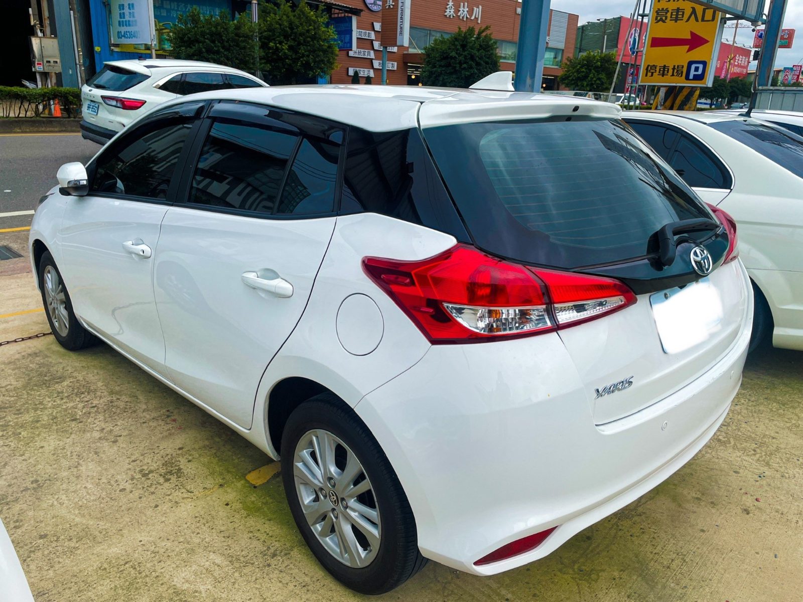 2020 Toyota yaris 1.5 4.2 Photo 3