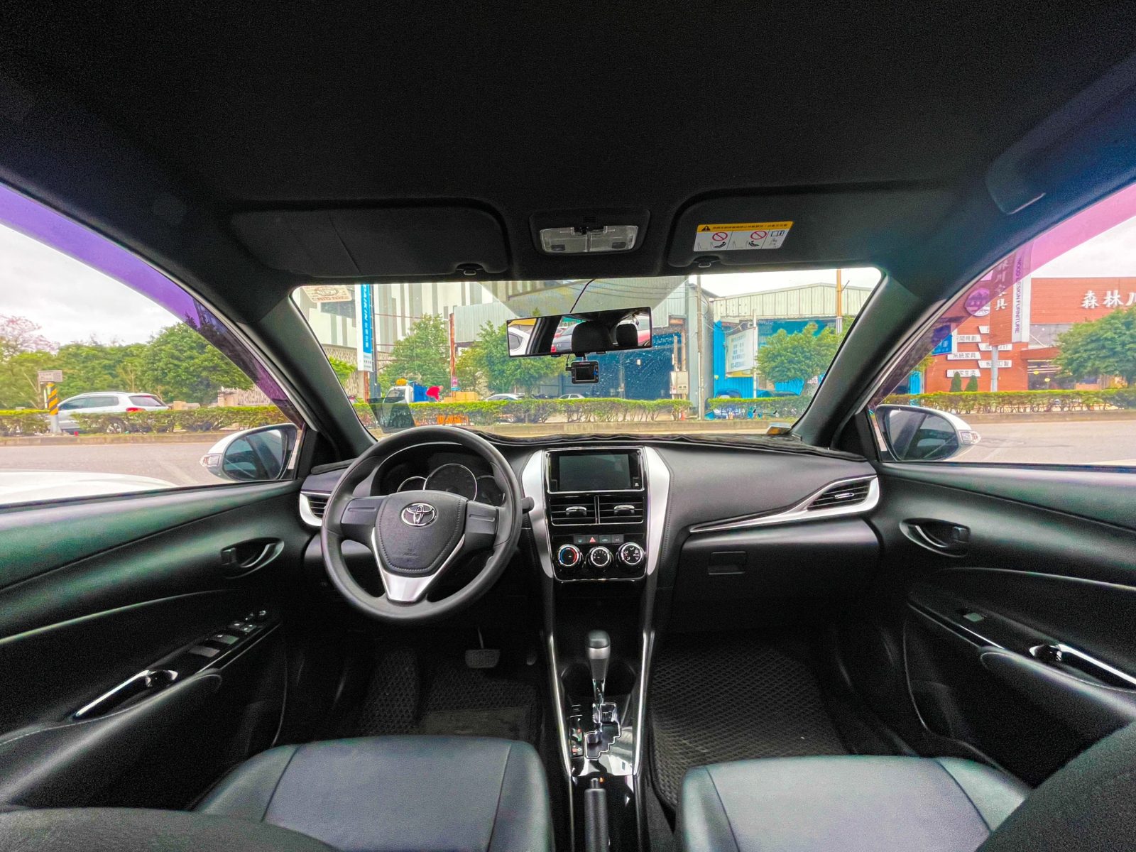 2020 Toyota yaris 1.5 4.2 Photo 9
