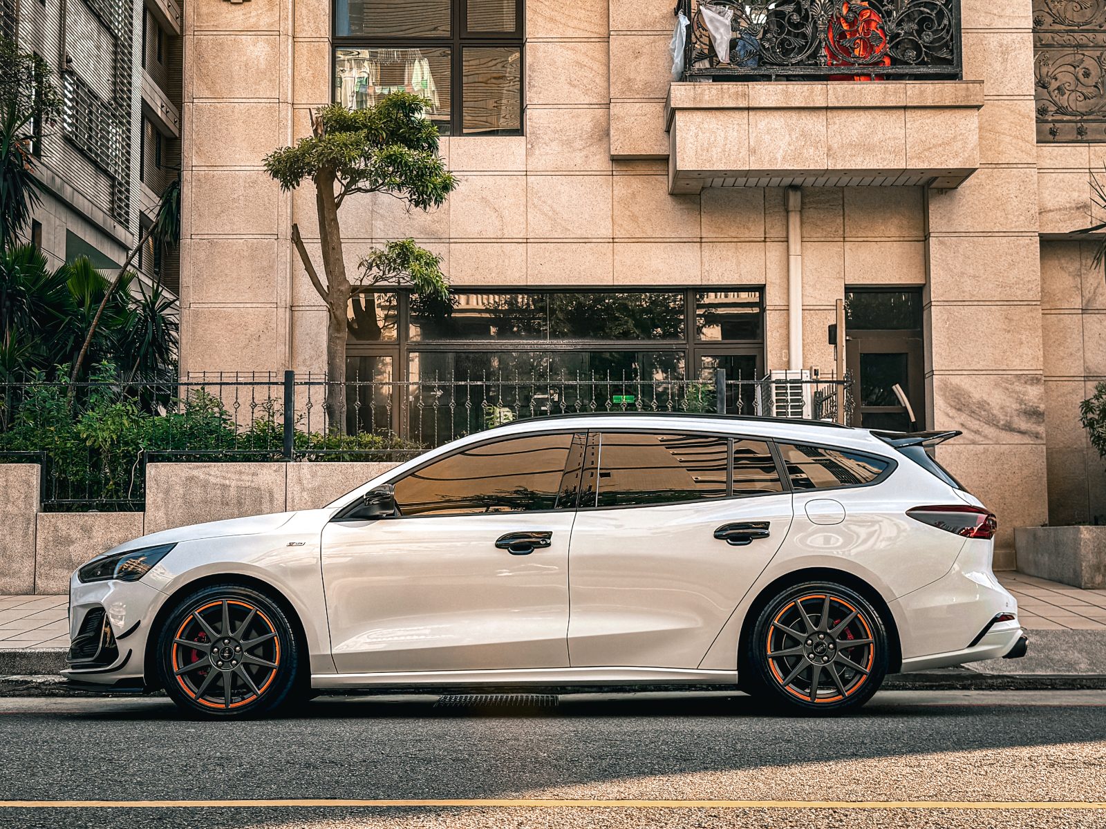 2023 Ford Focus Wagon Photo 2