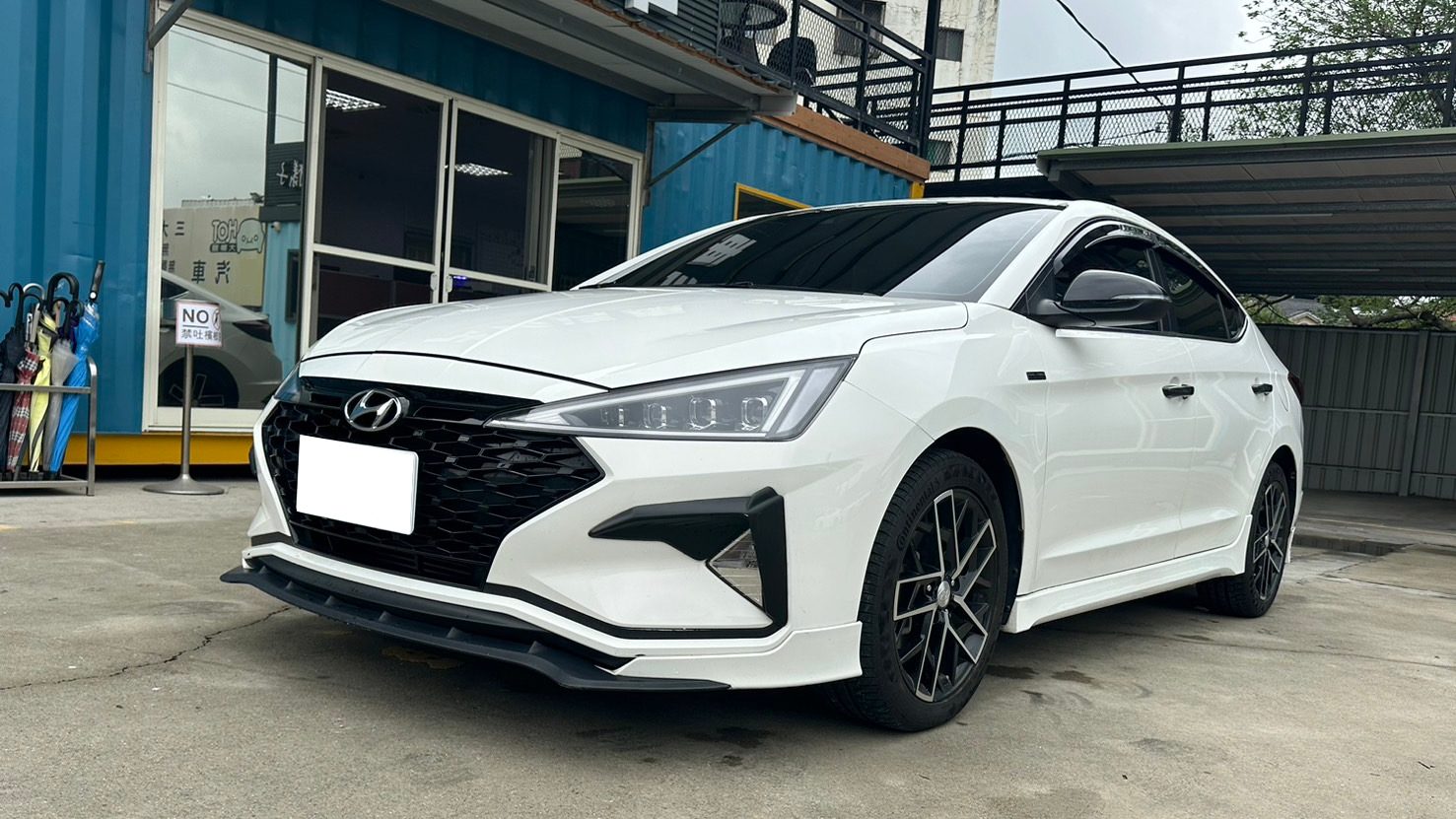 2020 Hyundai Elantra Sport Photo 2