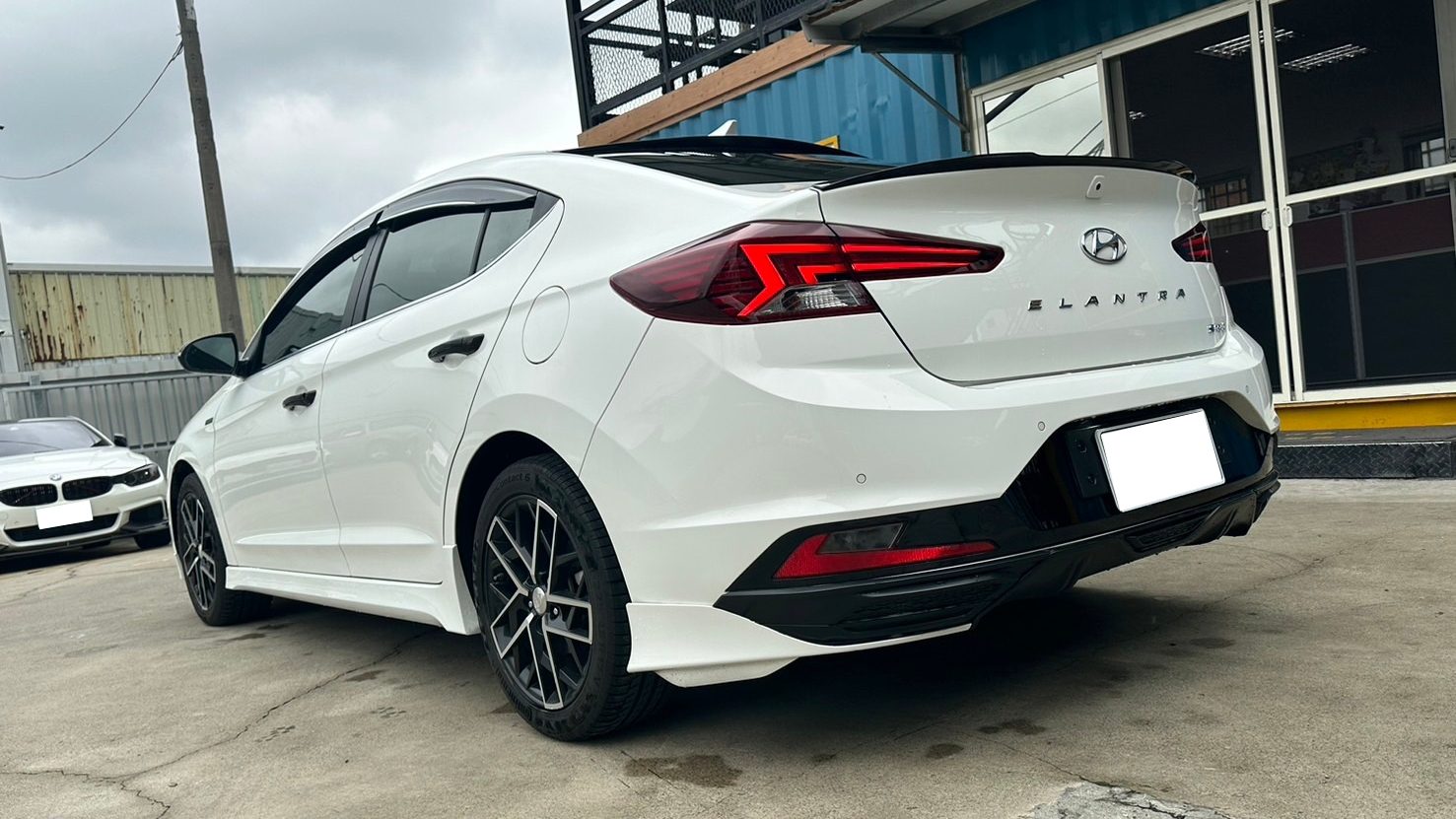 2020 Hyundai Elantra Sport Photo 3